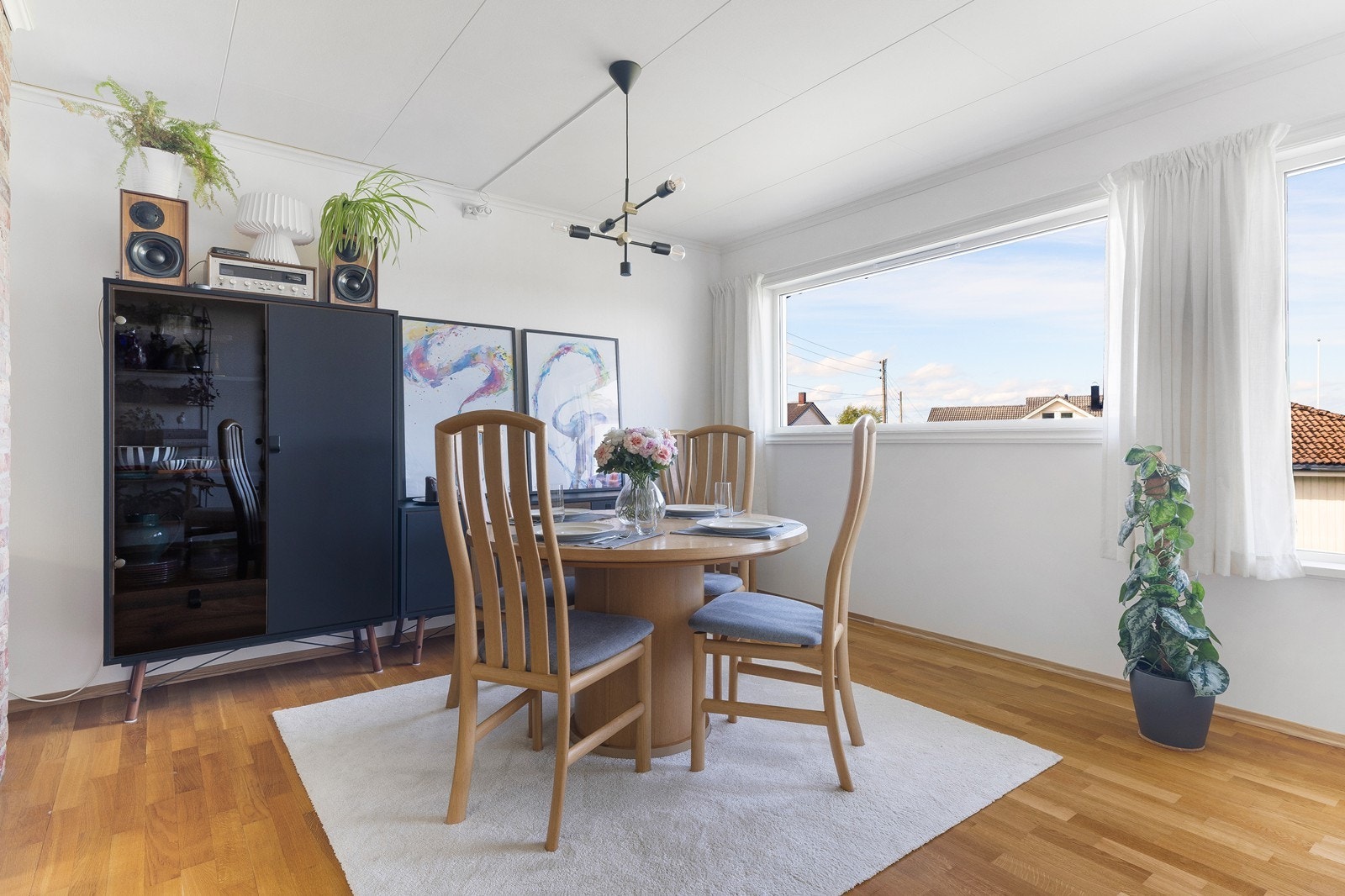 Det er god plass til spisestue med mulighet for å dekke opp langbord til familie og venner. Galleribilde