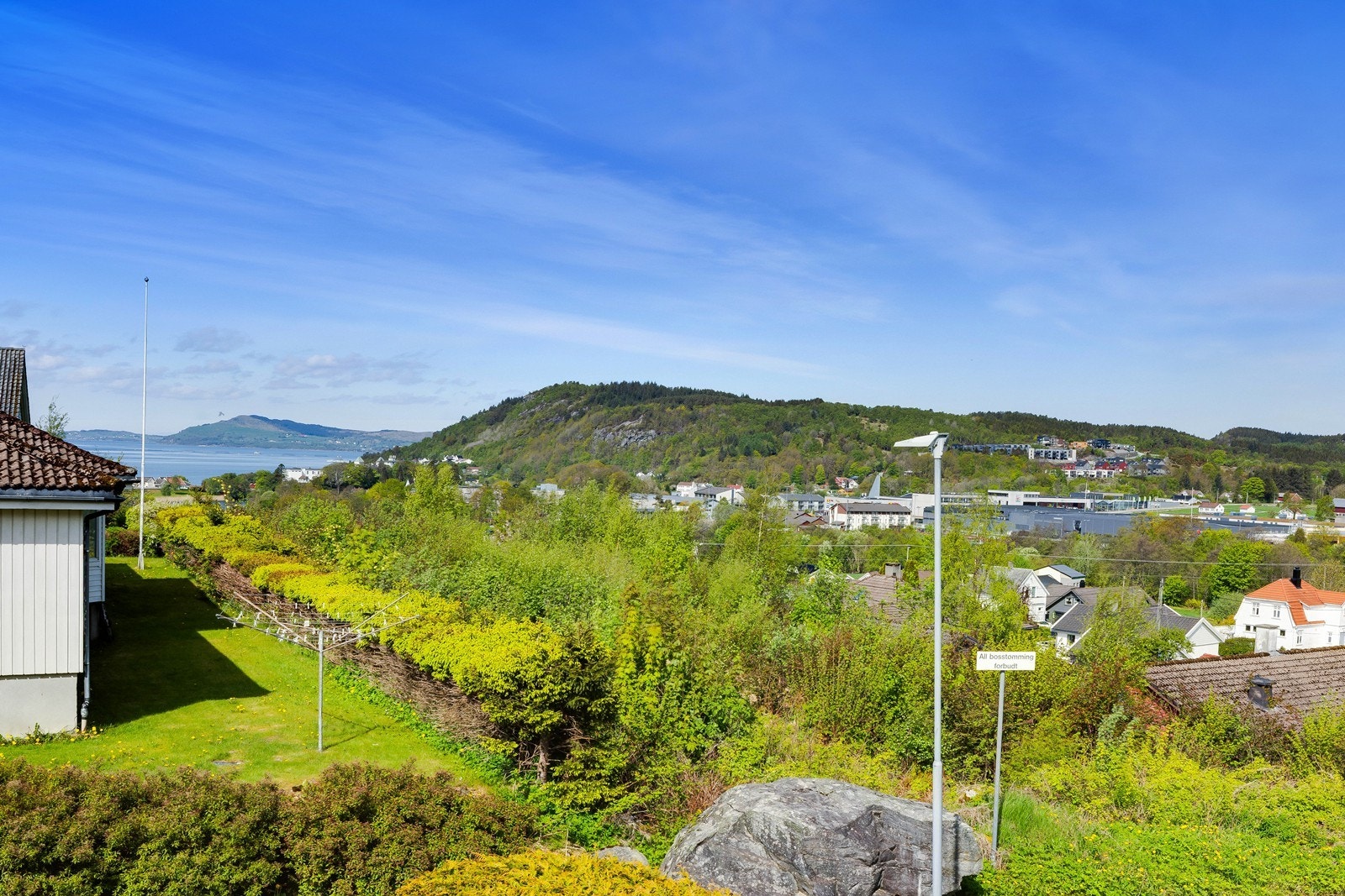 Fin utsikt til fjorden og over nærområdet med friområder og åpent landskap. Galleribilde
