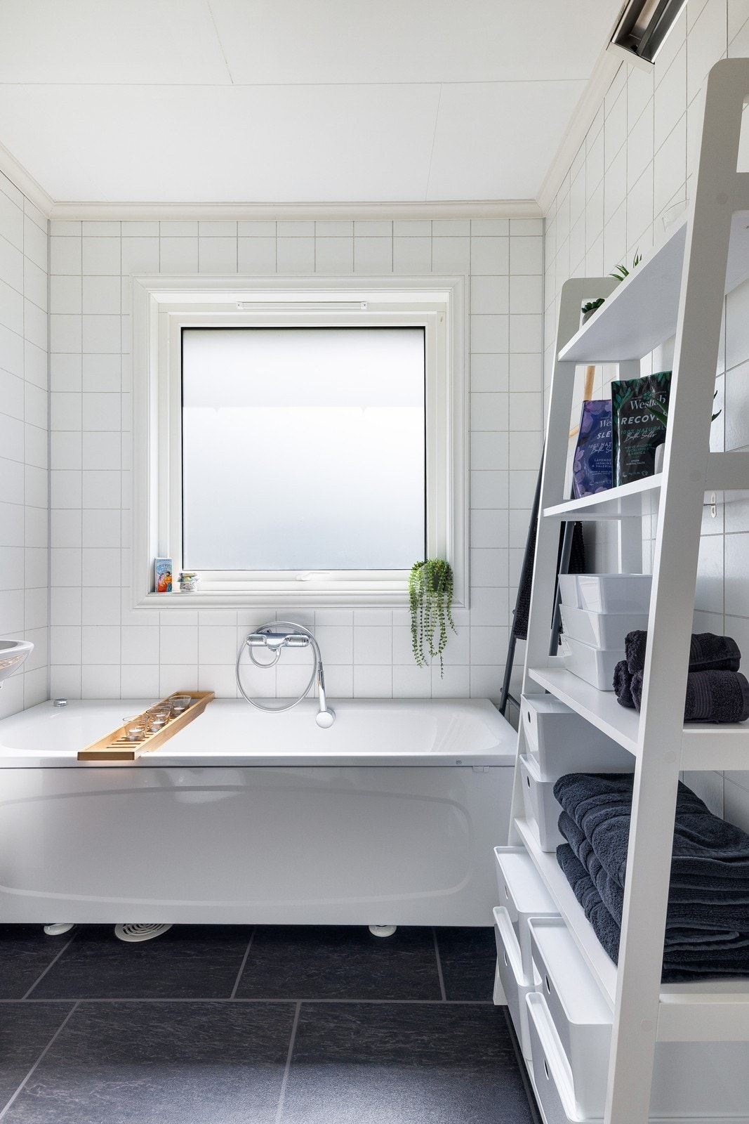 Badet i hovedetasjen er innredet med wc, badekar, servant med skap og speil. Galleribilde