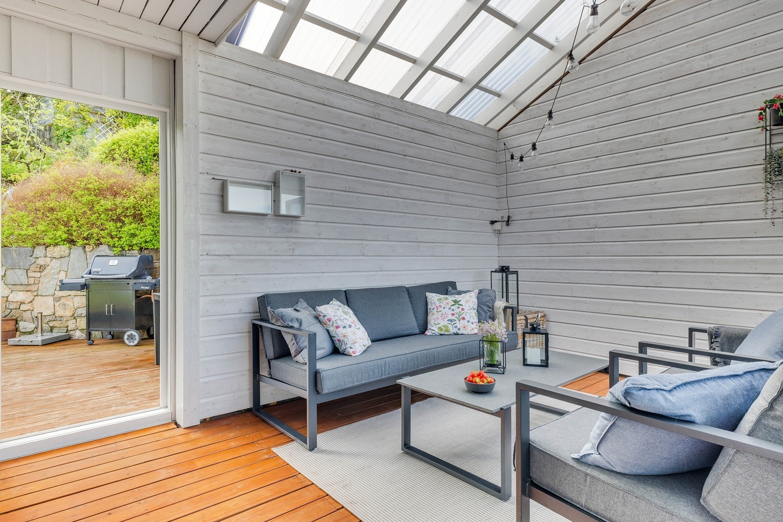 Utgang fra hagestuen også til baksiden med terrasse og hage. Galleribilde