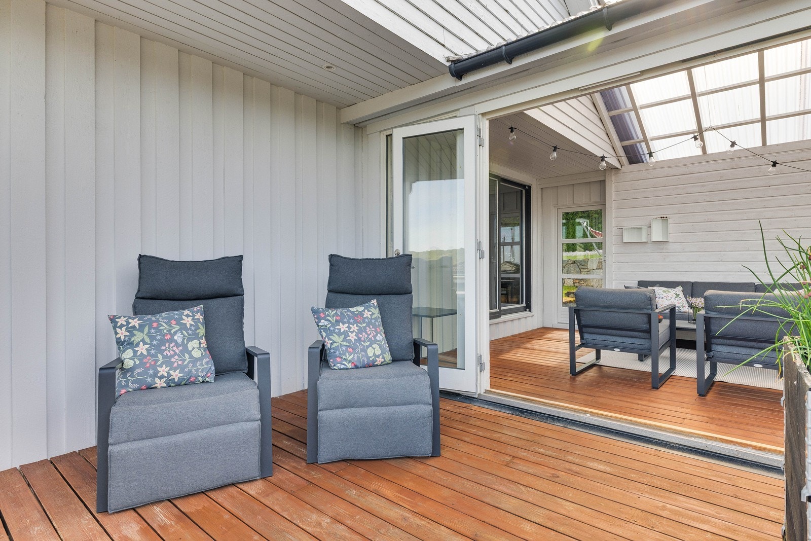 Hagestuen knytter sammen ute og inne på en gode måte, med tilgang til terrasse både foran og bak boligen, Galleribilde