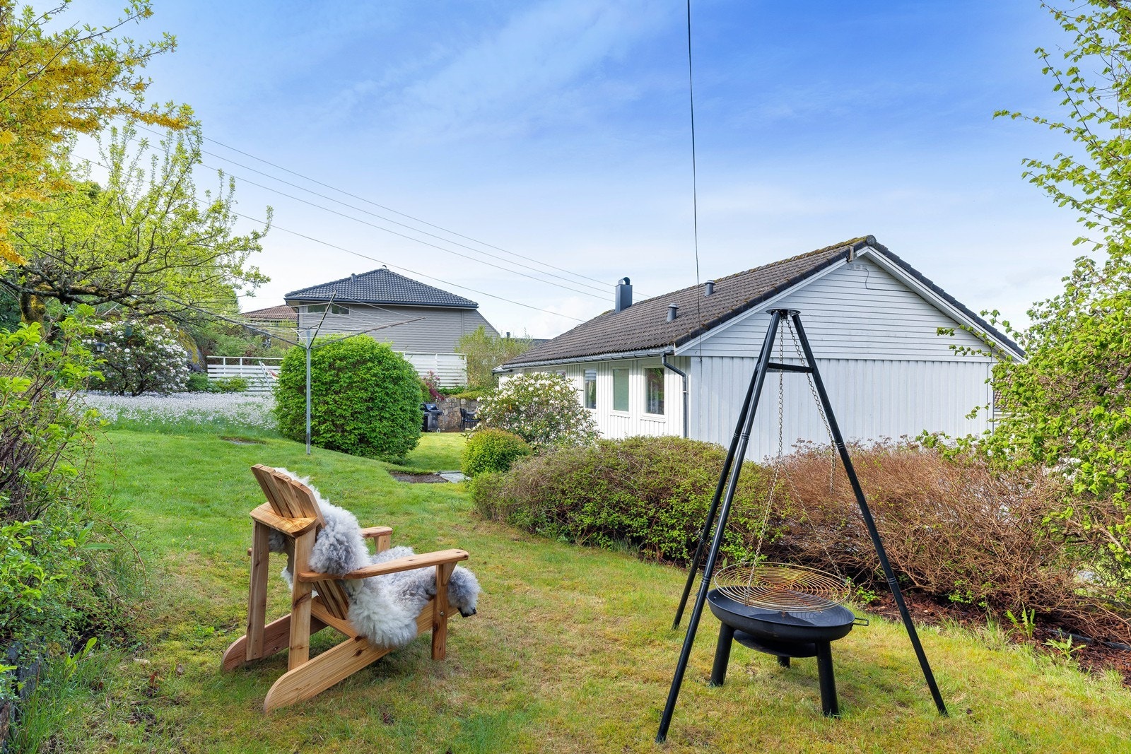 Den herlige hagen gir mange muligheter for bruk, og her har man god plass til å kunne trekke seg litt tilbake. Galleribilde