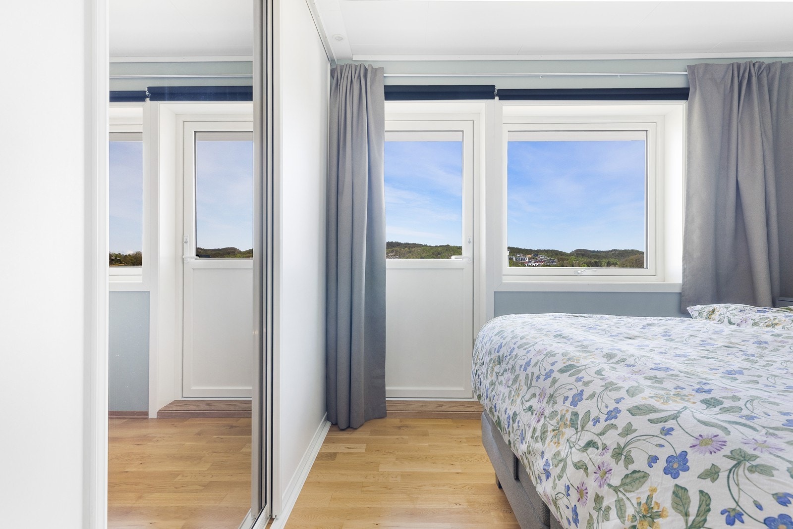 Soverommet har skyvedørsgarderobe med god oppbevaringsplass. Utgang til egen balkong fra dette rommet. Galleribilde