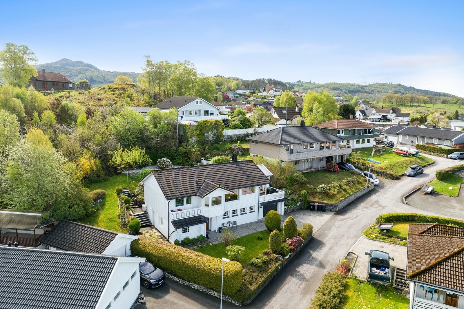 Hatlevegen er et populært villastrøk på Tau med kort gange til både skoler, barnehager, idrettsanlegg, sentrum og off.kommunikasjon. Galleribilde