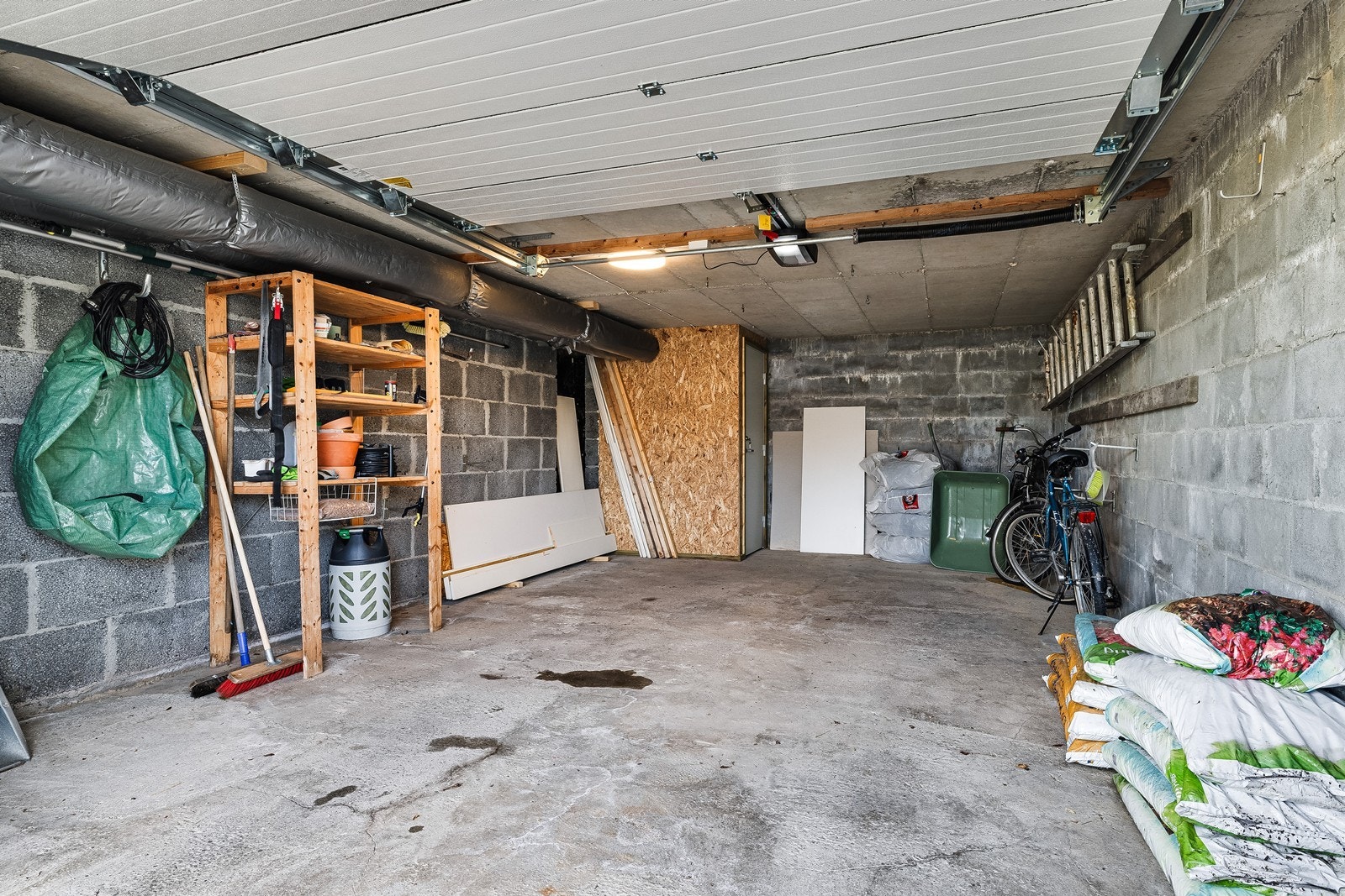 Garasjen har eget teknisk rom for anlegget til balansert ventilasjon. Galleribilde