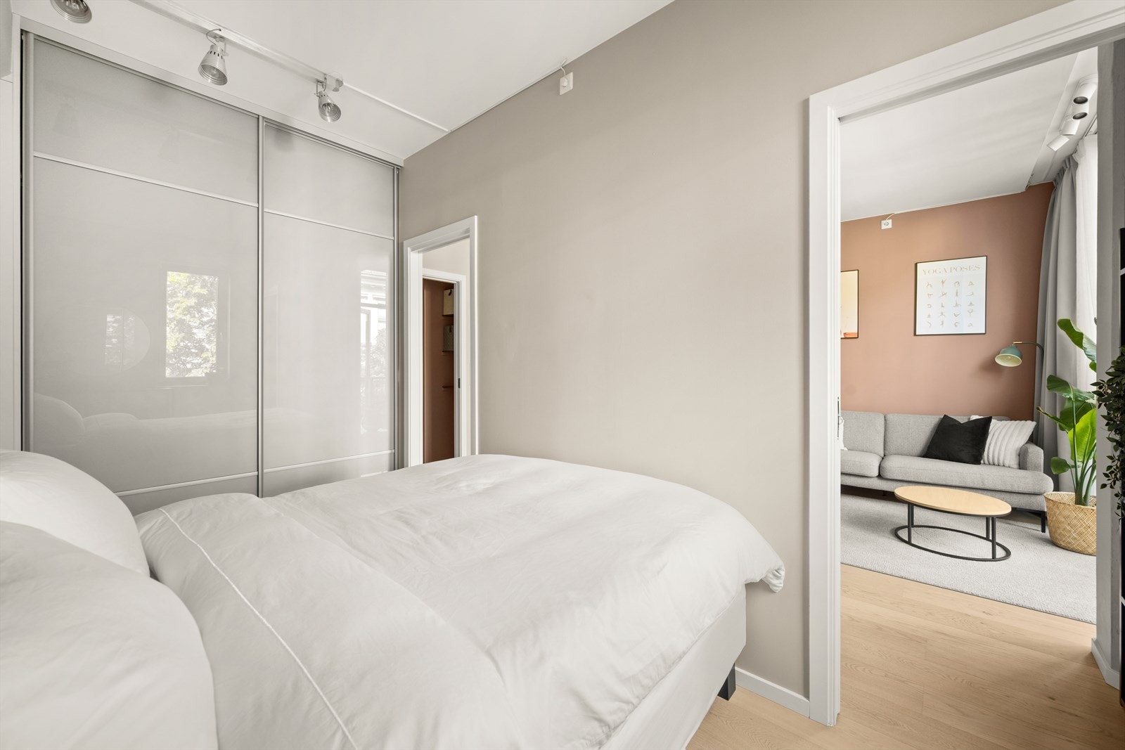 Det er rikelig med lagringsplass i en innholdsrik skyvedørsgarderobe langs den ene veggen. Galleribilde