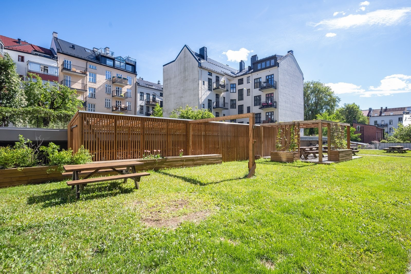 Sameiet har nylig bygget nytt felles uteområde i bakgården med sittegrupper, plantekasser og skur for innlåsning av sykler og barnevogner. Galleribilde