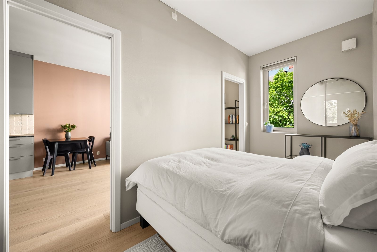 Det er god plass til dobbeltseng med tilhørende nattbord på hver side. Det er plassbesparende skyvedører mellom soverommet og stuen. Galleribilde
