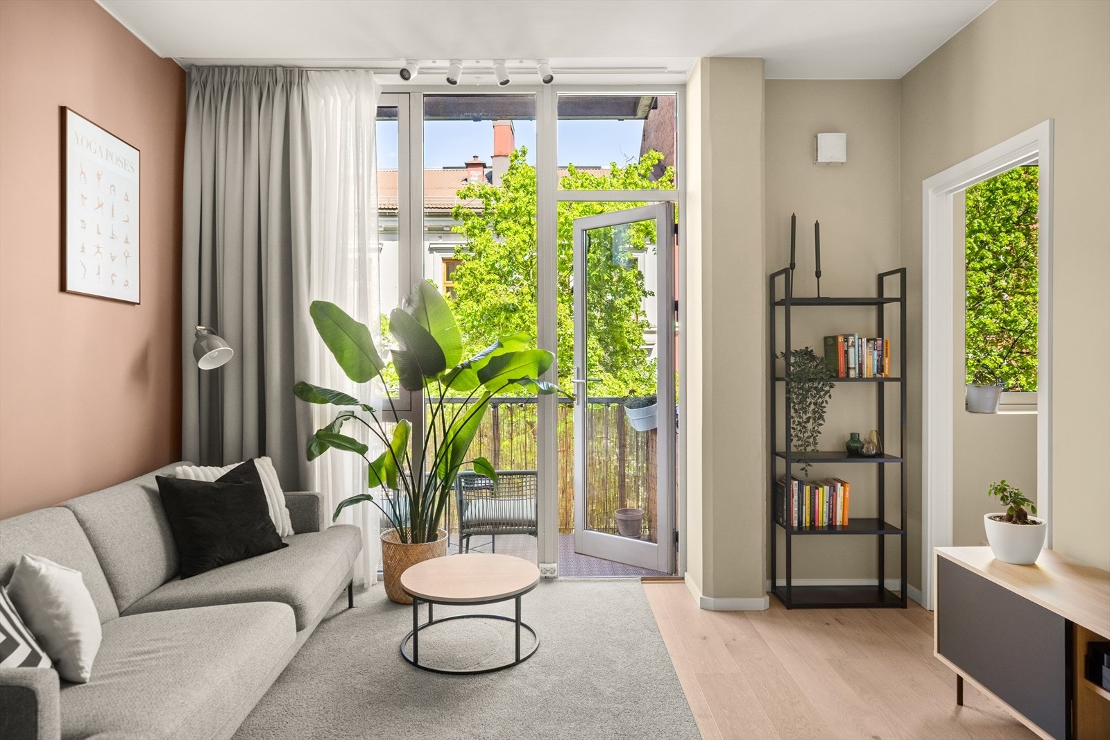 Leiligheten ligger i 3. etasje og inneholder entré, bad, soverom, kjøkken og stue. Galleribilde