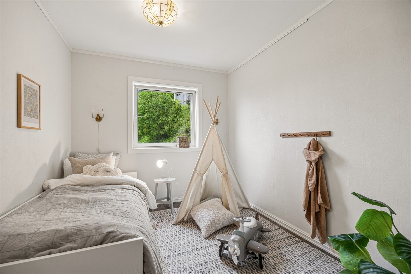 Hyggelig utsikt fra barnerom. Galleribilde