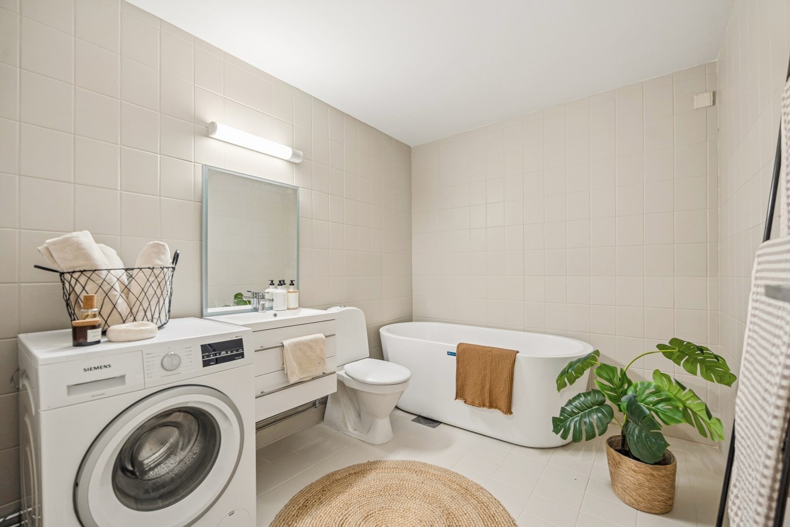 Hovedbad med badekar og opplegg for vaskemaskin. Galleribilde