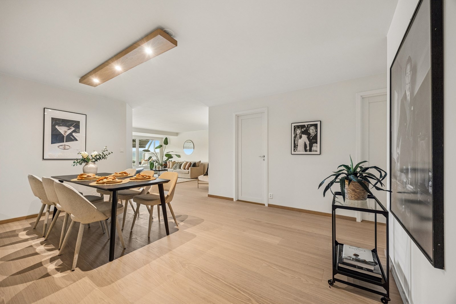 Hall/spisestue med flere muligheter for møblering. Galleribilde