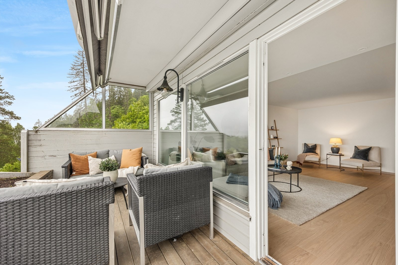 Store vindusflater mellom terrasse og stue Galleribilde