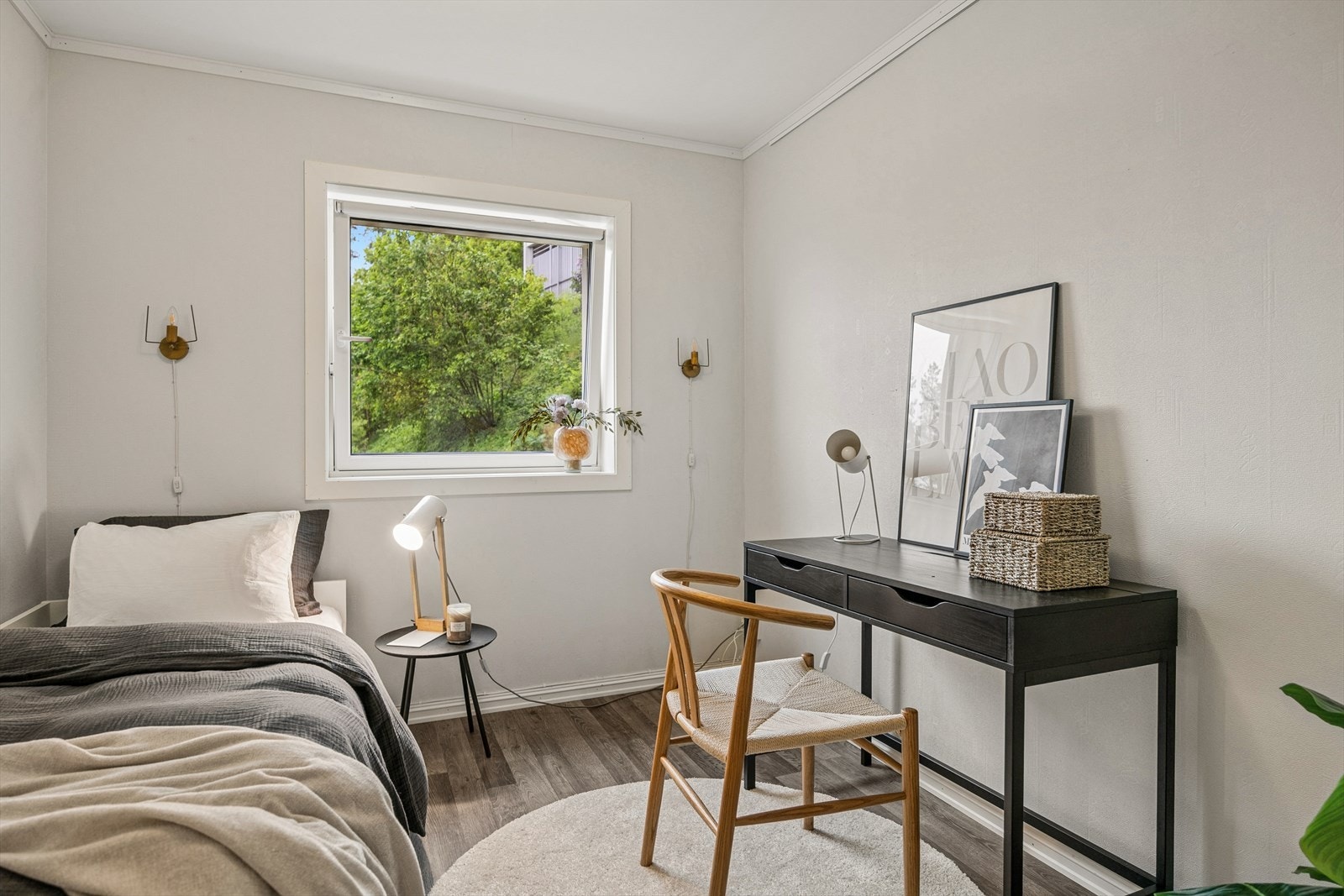 Soverom 2 med plass til seng og skrivepult. Galleribilde