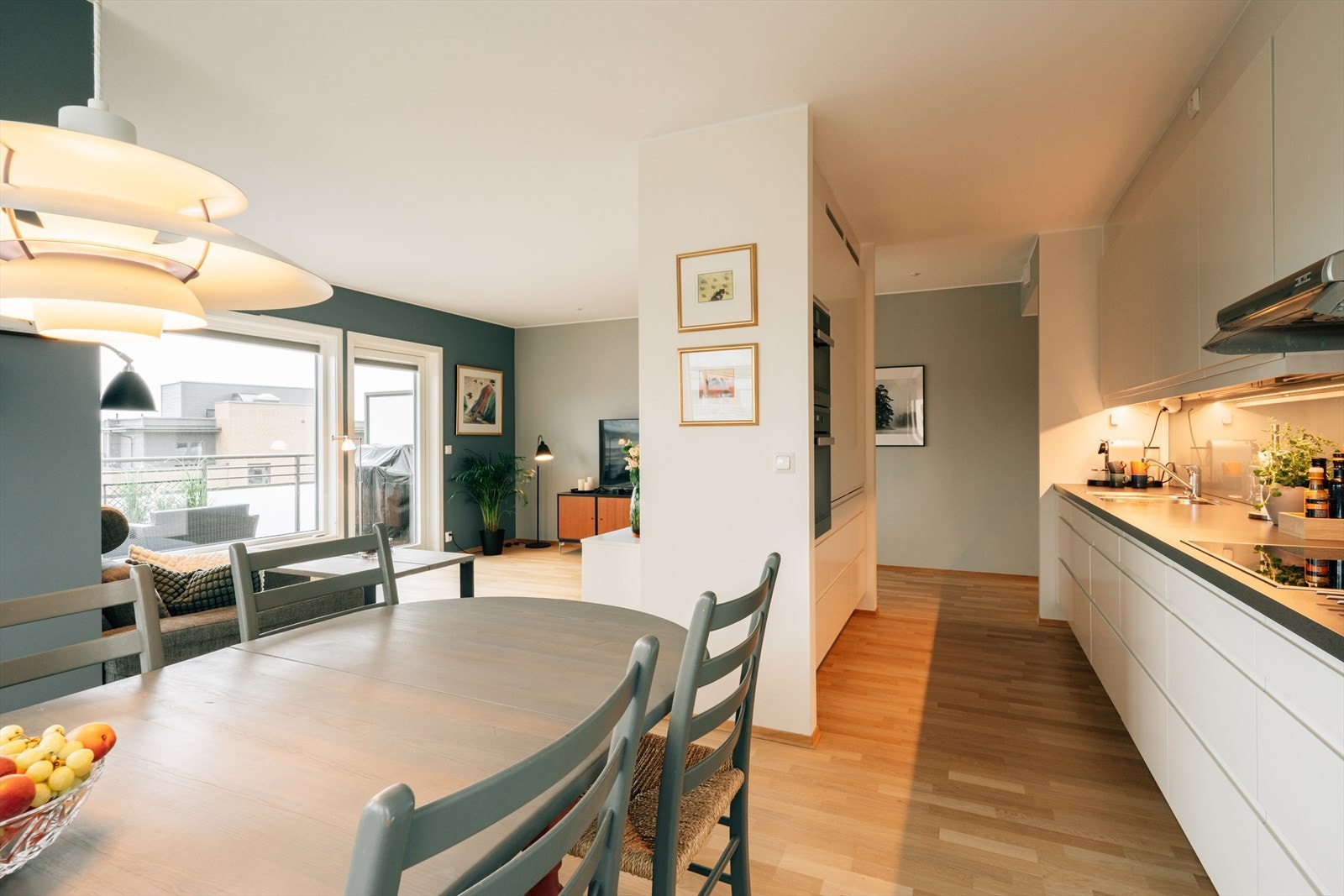 Her er det god plass til å samle familie og venner rundt måltider i hyggelige omgivelser. Galleribilde