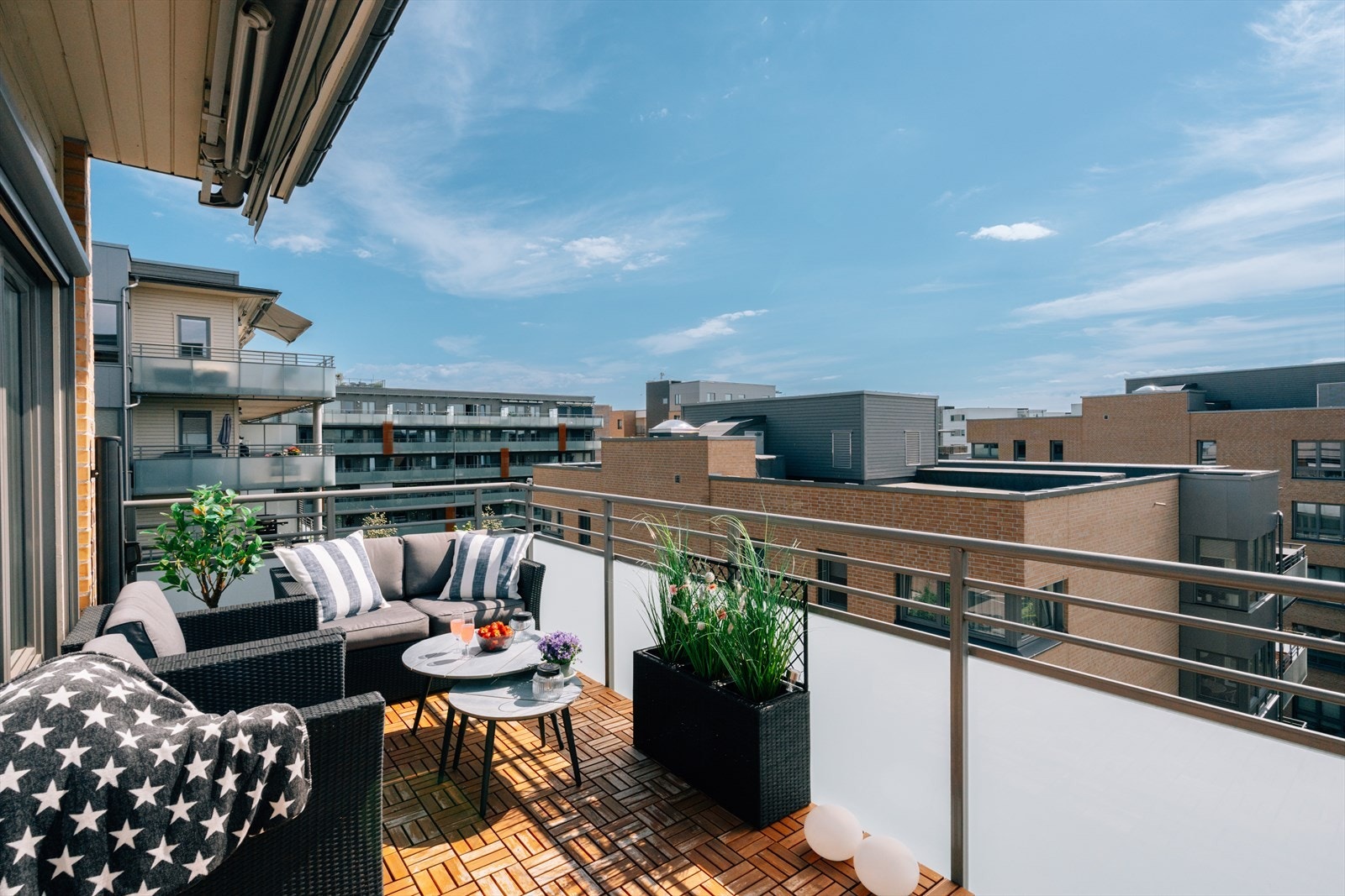 Den generøse størrelsen gir fleksible møbleringsmuligheter, enten du ønsker spiseplass, lounge eller begge deler. Galleribilde