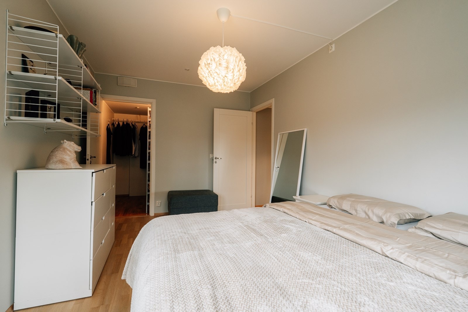 Soverommet er tilknyttet en praktisk walk-in closet, som gir svært gode oppbevaringsløsninger. Galleribilde