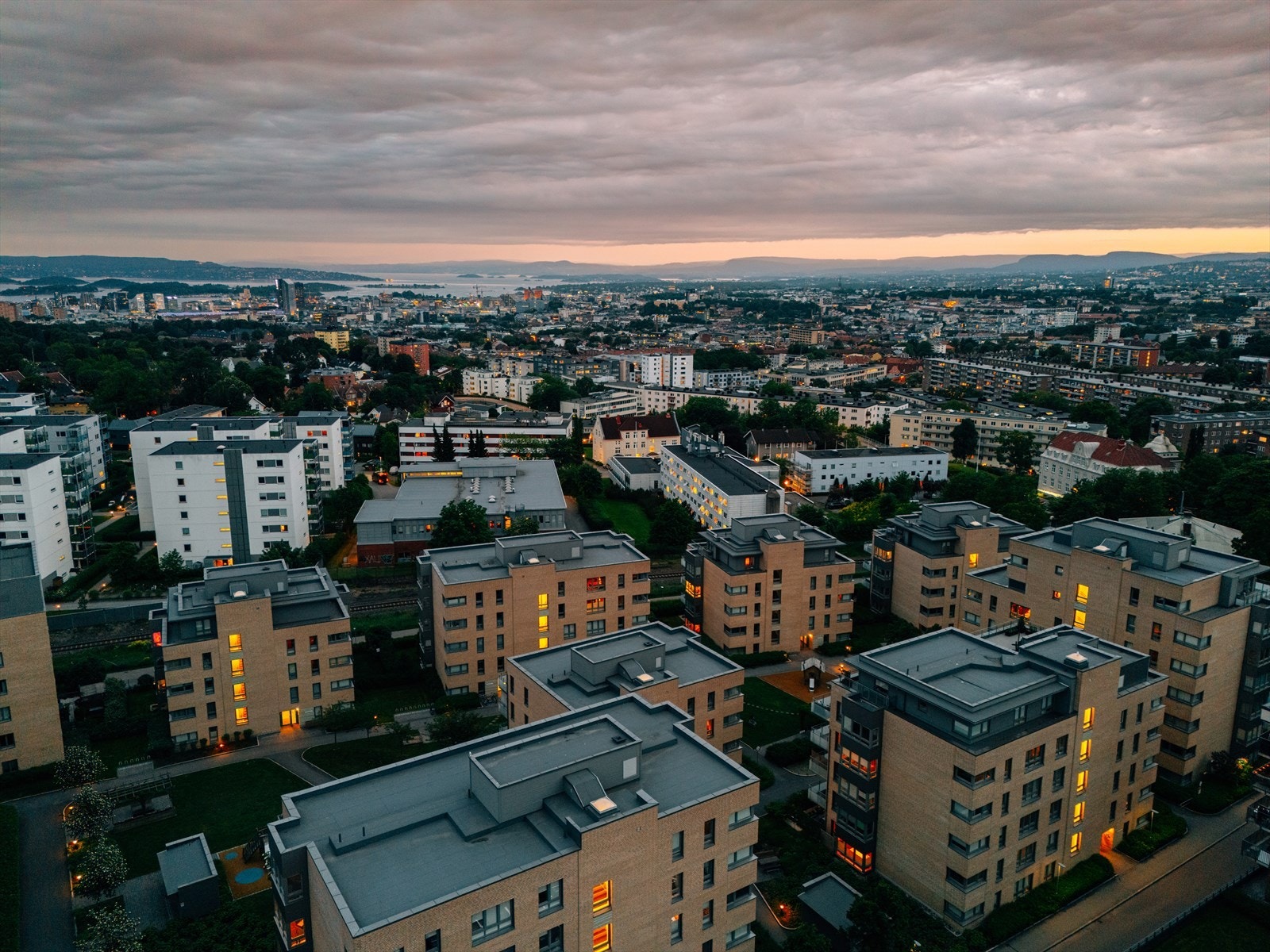En sjelden kombinasjon av størrelse, utsikt og optimale solforhold gjør dette til en attraktiv og privat uteplass. Galleribilde