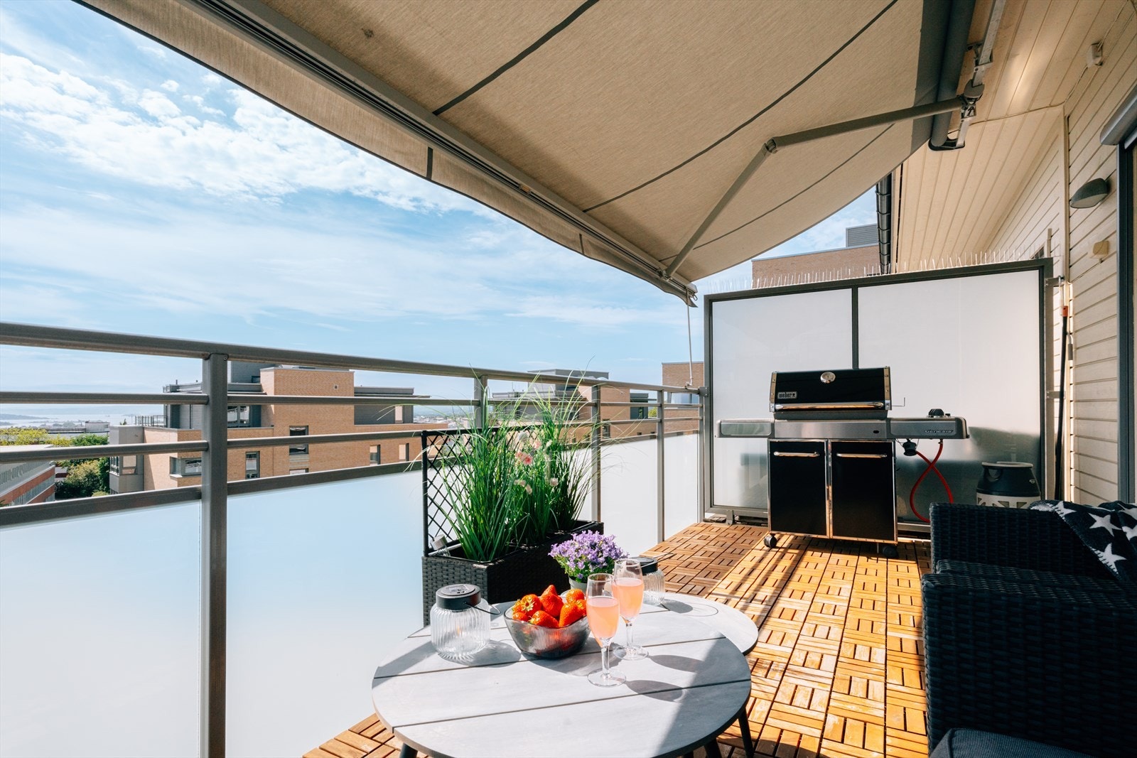 Balkongen har svært gode solforhold med sol fra morgen til kveld - ideelt for både kaffe i morgensolen og lange sommerkvelder. Galleribilde