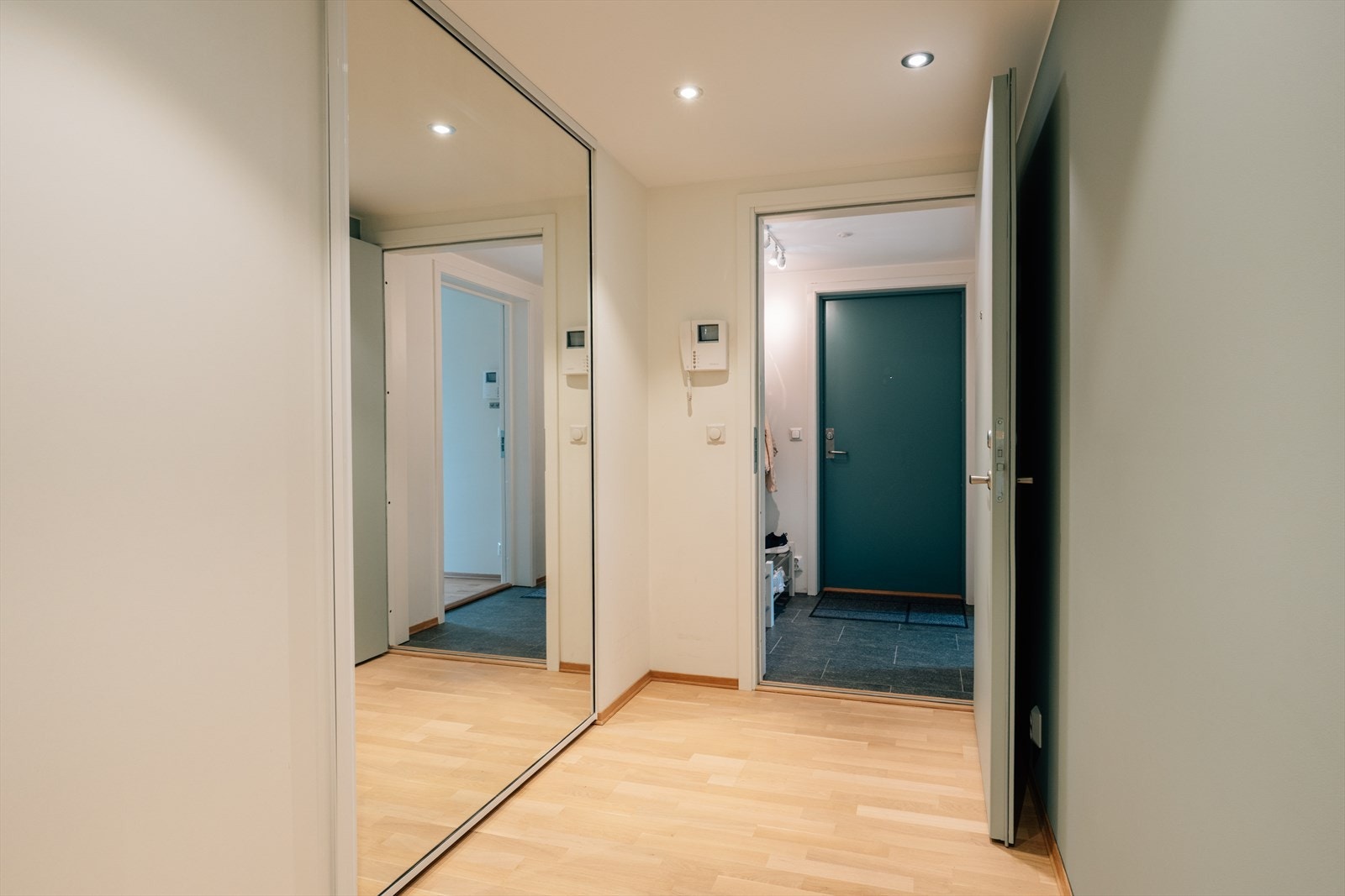 Romslig entrè med ekstra dyp skyvedørsgarderobe. Her er det plass til både sko, yttertøy og praktiske husholdningsgjenstander som f.eks støvsuger. Galleribilde