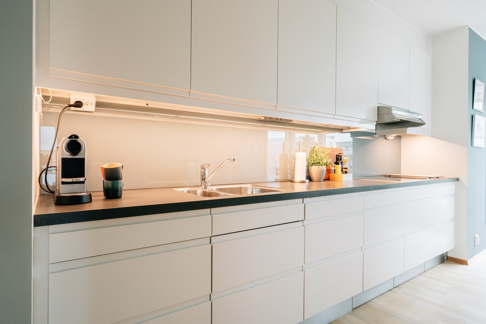 Kjøkkenet er utstyrt med slitesterk laminat benkeplate og praktisk splashglass mellom over- og underskap. Galleribilde