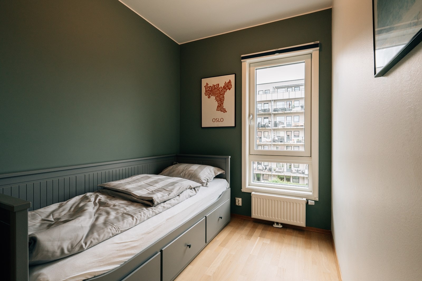 Soverom nr. 2 med gode møbleringsmuligheter og plass til både seng og garderobeløsning. Galleribilde