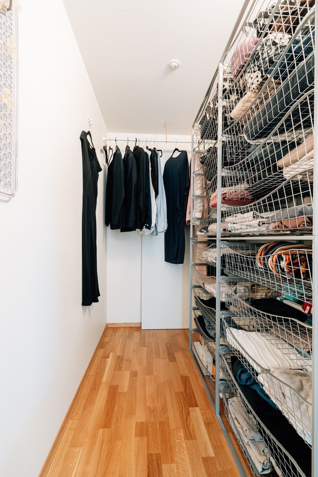 Romslig walk-in closet med plass til klær. Galleribilde