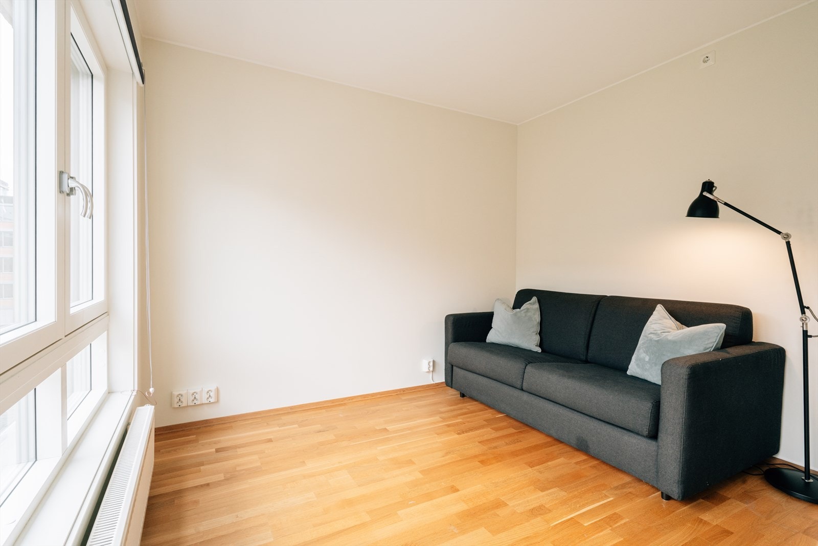 Praktisk hybel/utleiedel med fleksibel planløsning og gode muligheter for både opphold og overnatting. Galleribilde