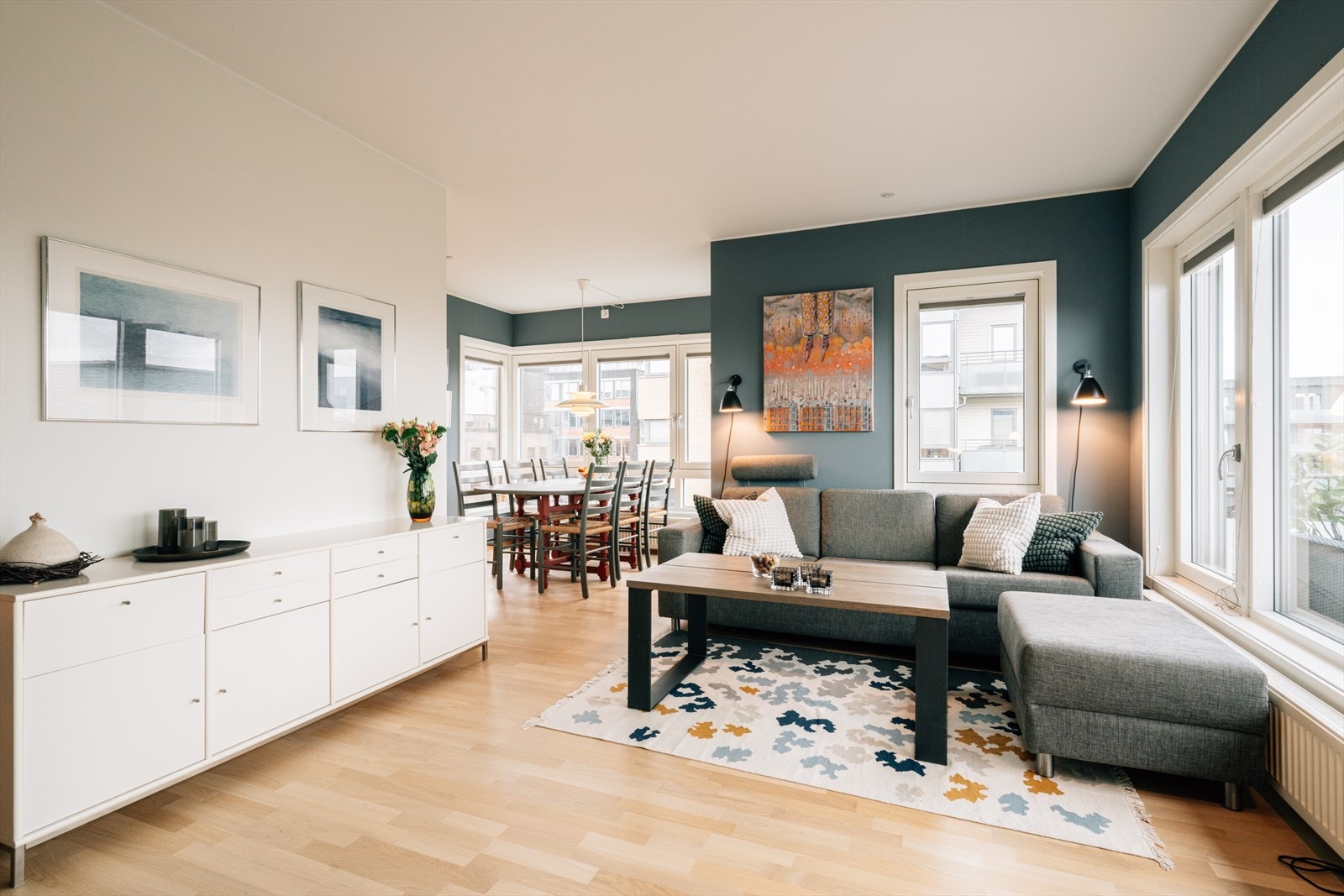 Store vindusflater slipper inn rikelig med dagslys og bidrar til en luftig og åpen romfølelse. Galleribilde