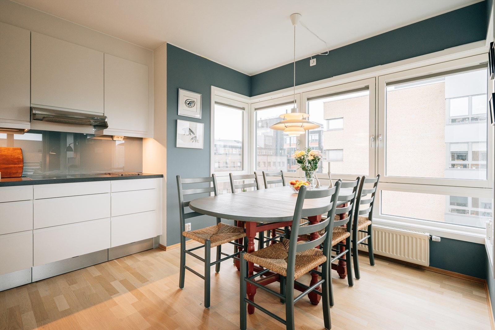 Egen spiseplass med god plass til stort spisebord - perfekt for både hverdag og selskap. Galleribilde