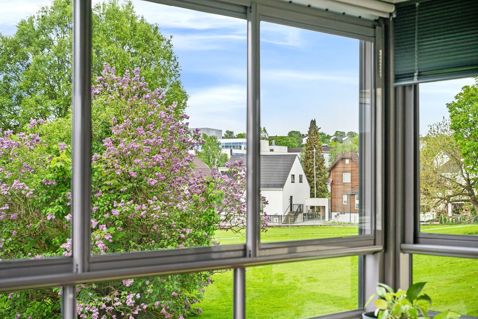 Fra balkongen er det utsyn over borettslagets grønne fellesarealer. Galleribilde