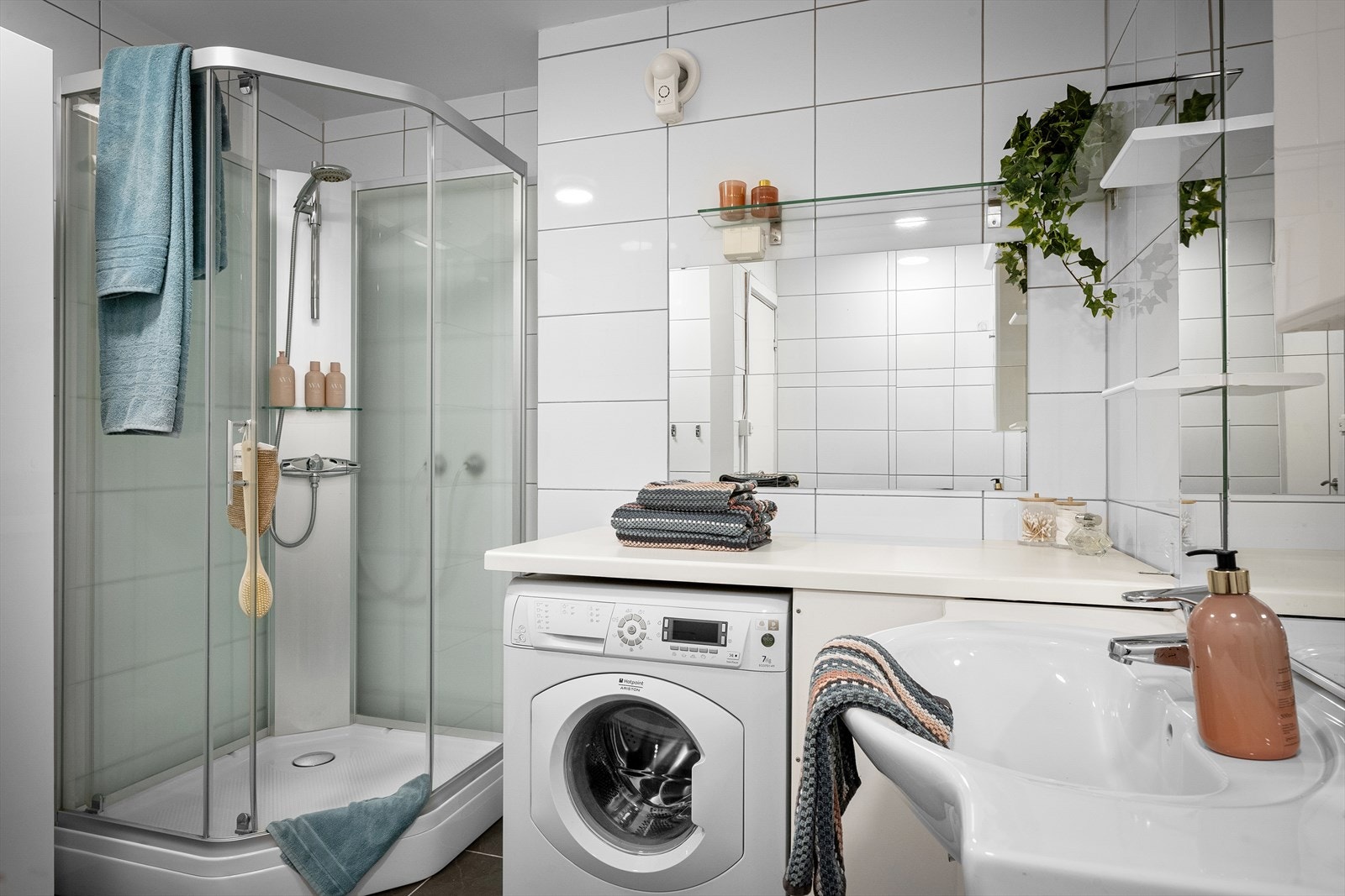 Badet er utstyrt med dusjkabinett og har opplegg for vaskemaskin. Galleribilde