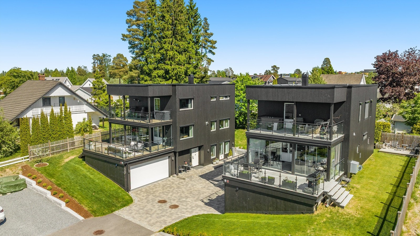 Eiendommen ligger på en liten høyde i terrenget, noe som gir gode sol- og utsiktsforhold. Galleribilde