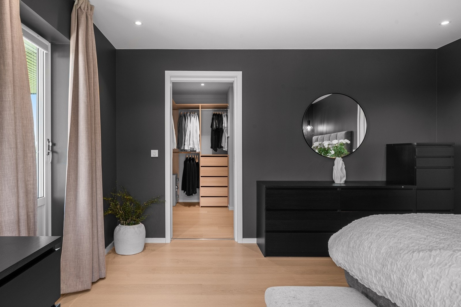 Direkte adkomst til eget walk-in closet og privat bad fra hovedsoverommet. Galleribilde