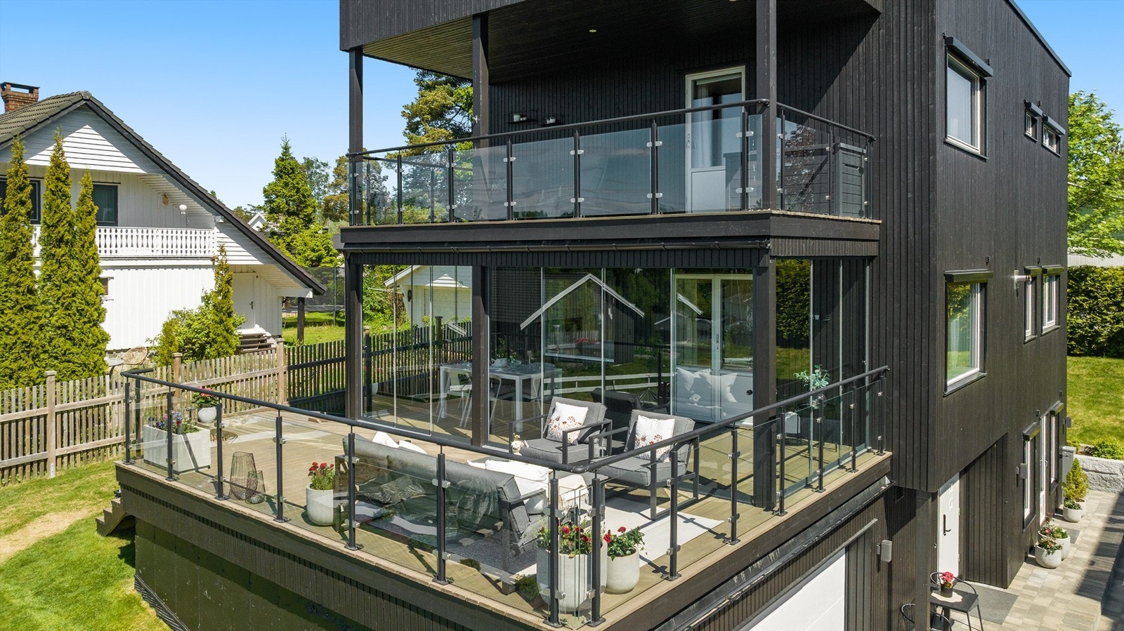 Rekkverk i glass på terrasser og balkonger sikrer utsikten og gir et stilrent preg. Galleribilde