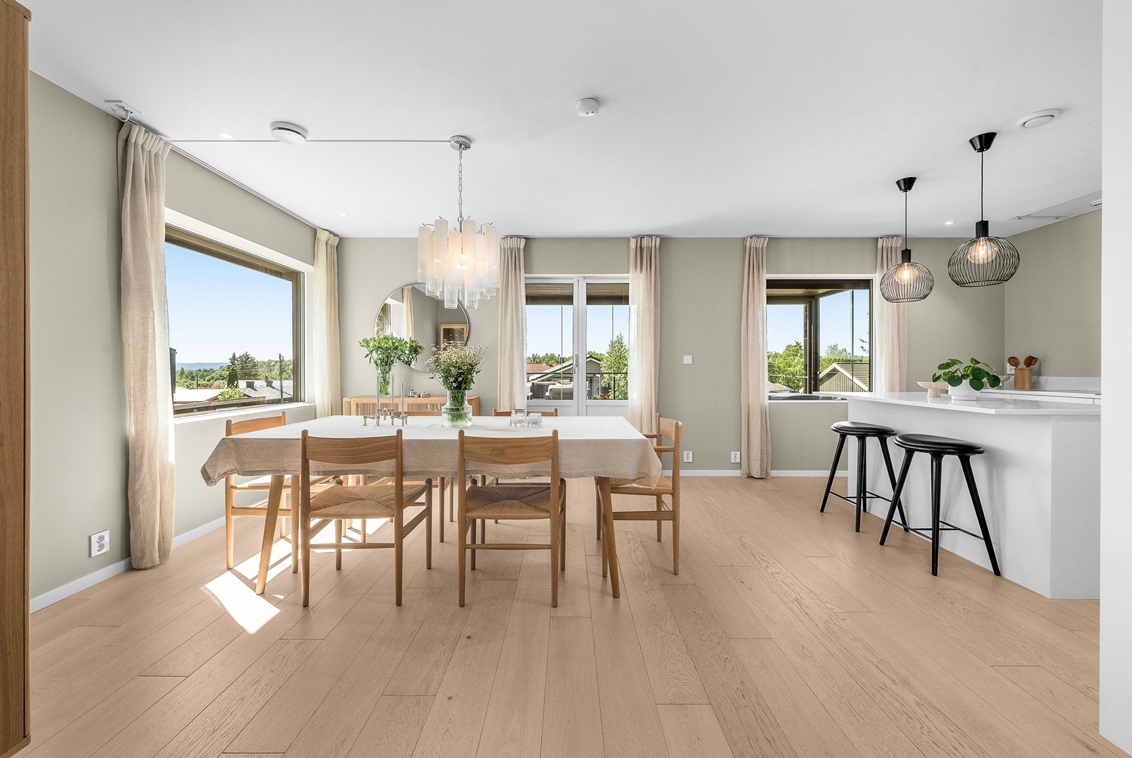 Spisestuen er plassert i åpen løsning mot kjøkkenet, perfekt for sosiale sammenkomster. Galleribilde