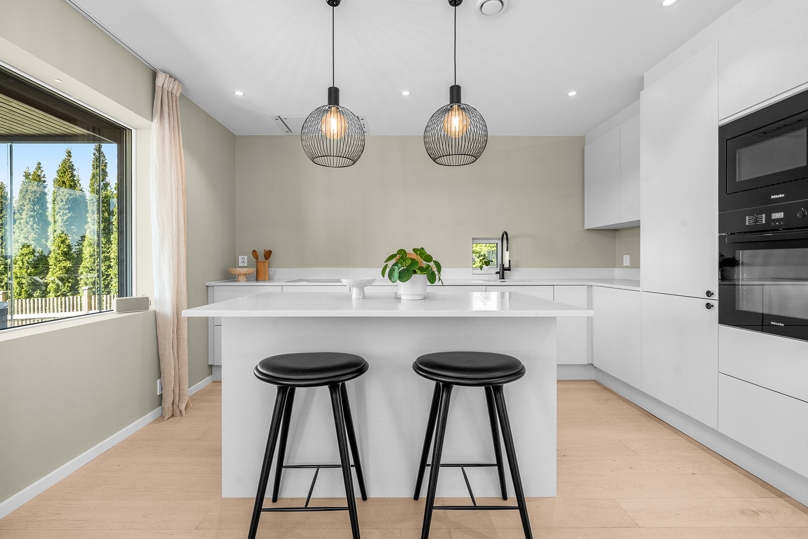Kjøkkenøy med barløsning, induksjonstopp og benkeplate av Corian uten skjøter. Galleribilde