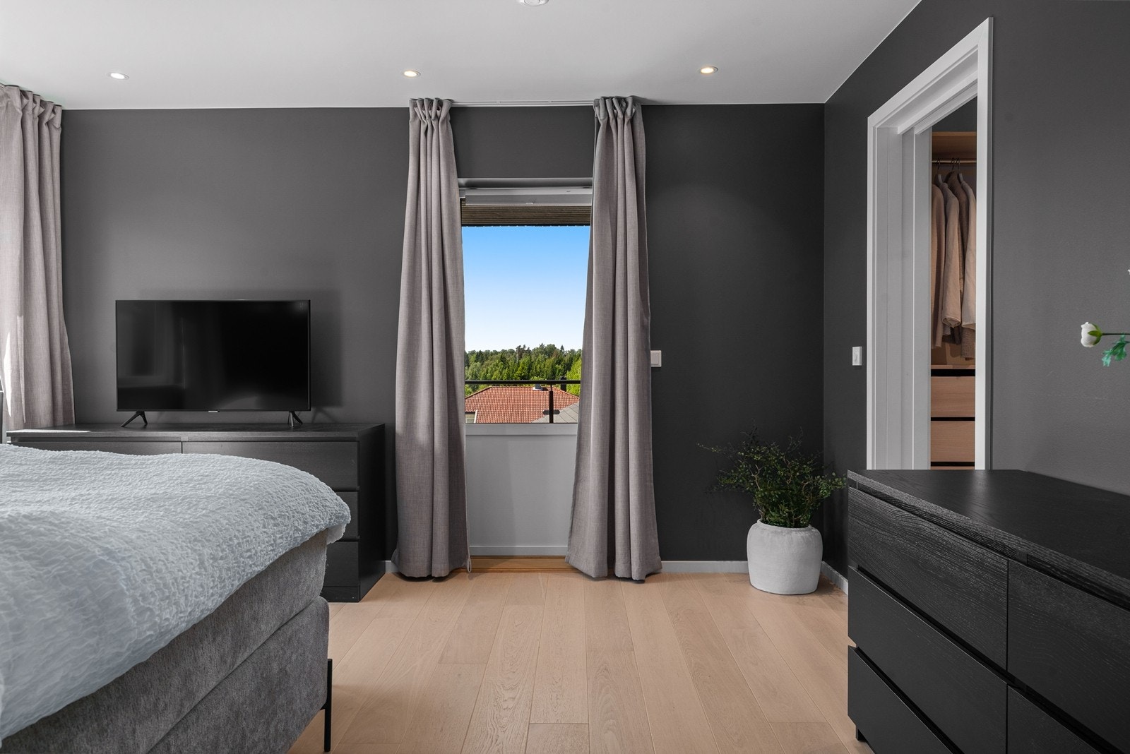 Fra hovedsoverommet er det utgang til en privat, overbygget balkong. Galleribilde