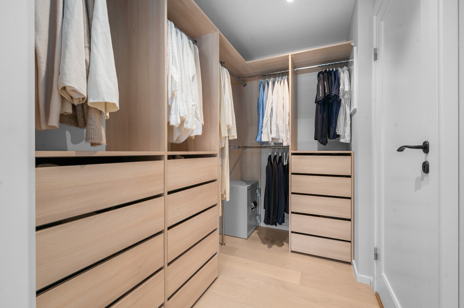 Praktisk walk-in closet med rikelig med skap- og hylleplass. Galleribilde