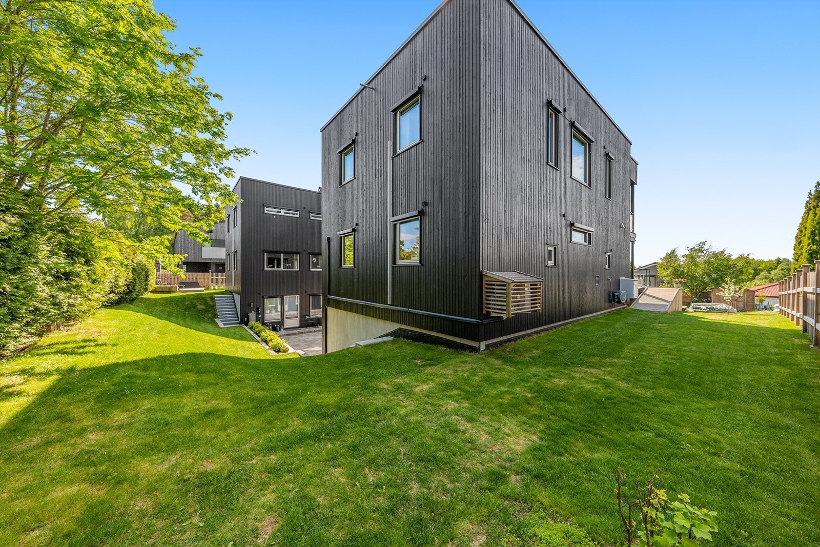 Eiendommen har en pent opparbeidet hage og ligger i et skrånende terreng. Galleribilde