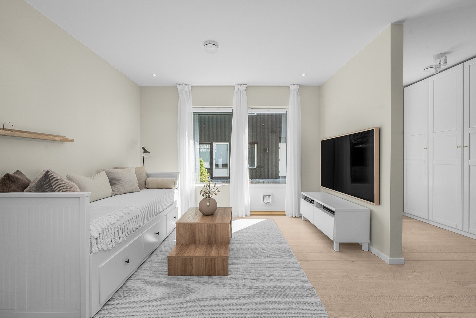 Rommet har god plass til møblering og er tilknyttet en praktisk alkove med garderobeskap. Galleribilde