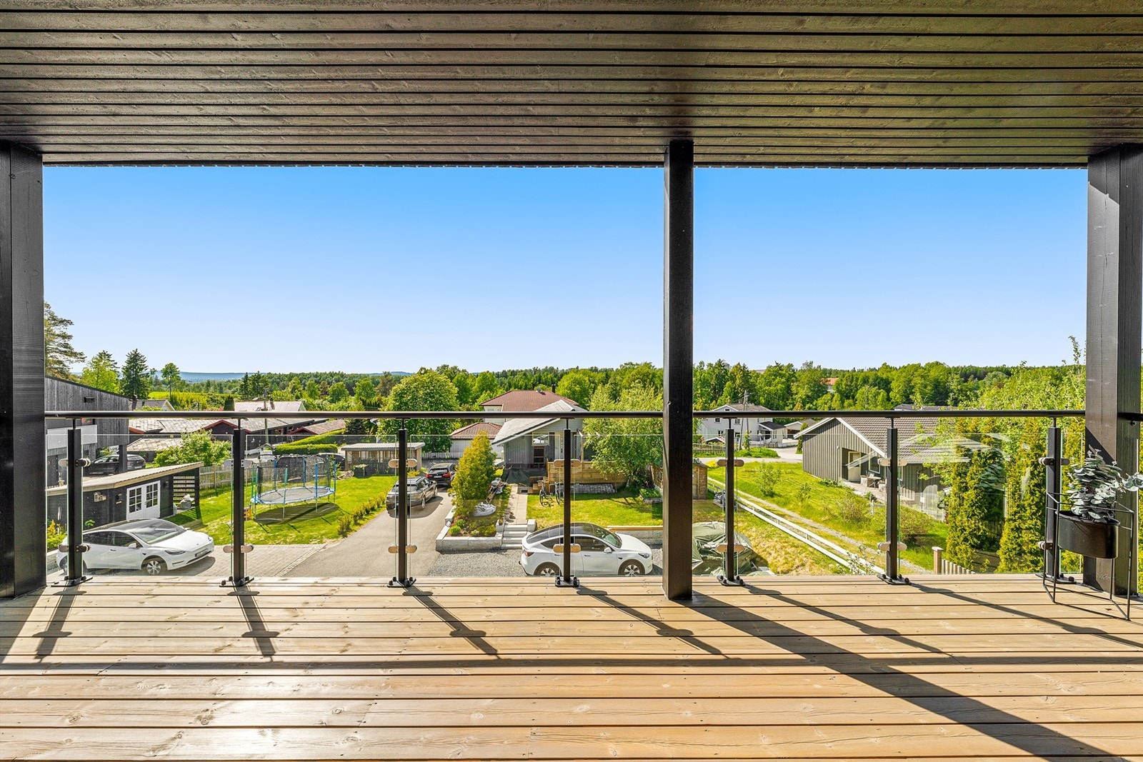 Fra balkongen i andre etasje har man god oversikt over nabolaget og den flotte utsikten. Galleribilde