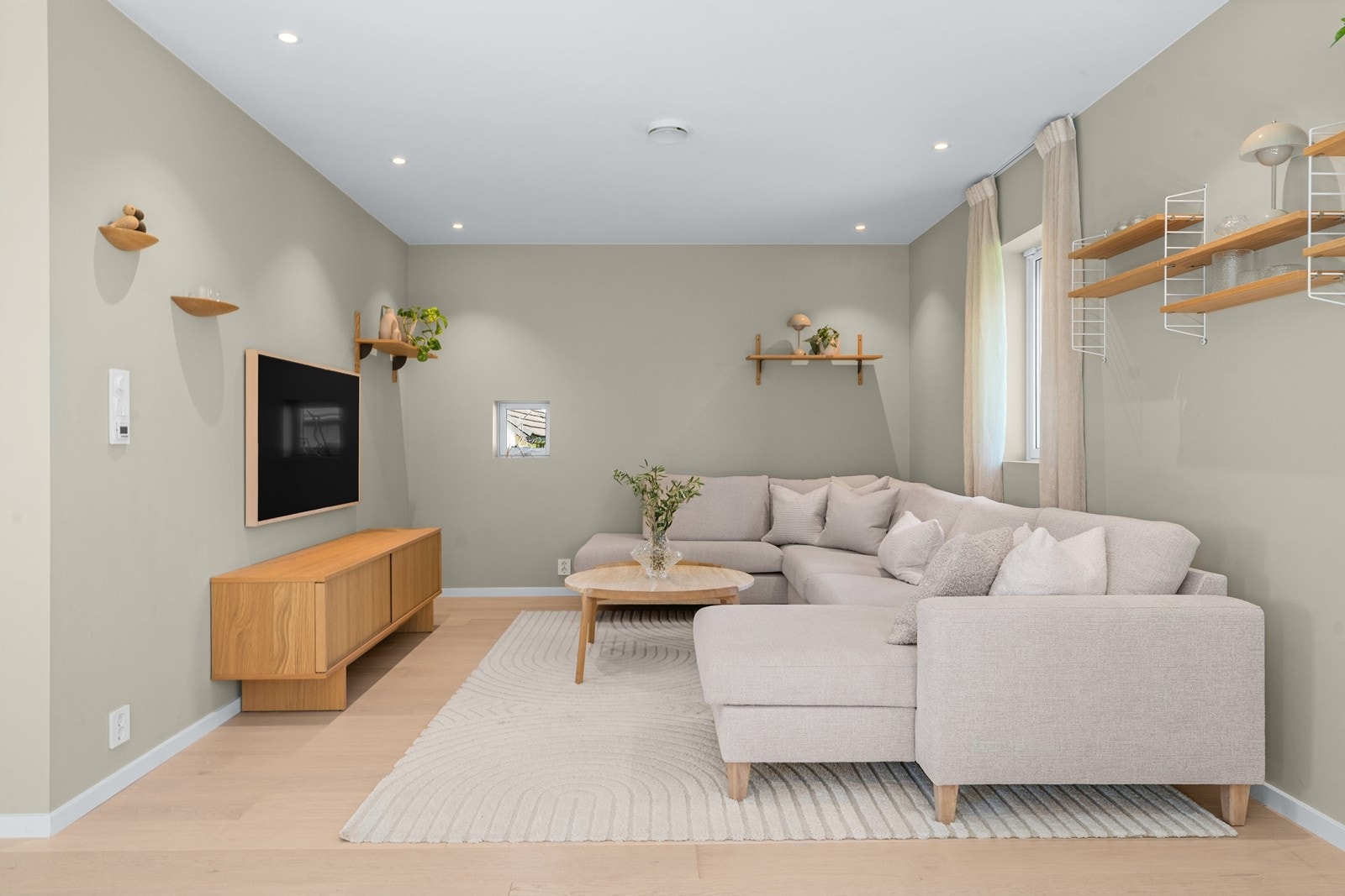 Stuen har god plass til en stor sofagruppe og flere møbleringssoner. Galleribilde