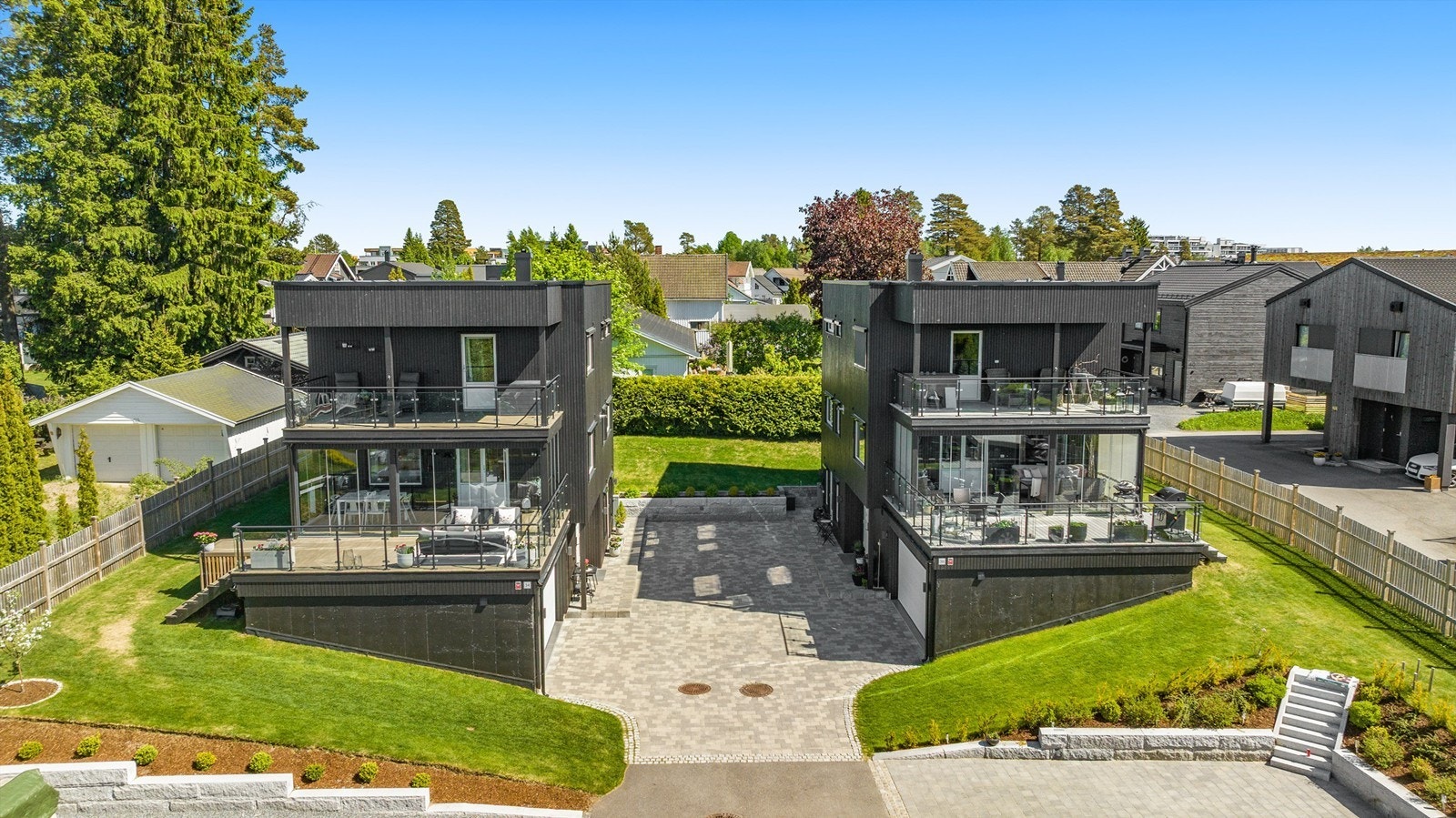 Oversikt over eiendommen og den private veien som deles med nabohuset. Galleribilde