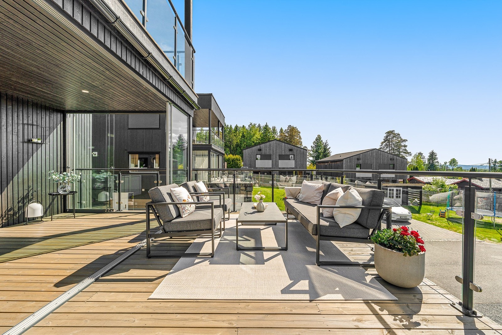 Fra stuen er det utgang til en stor terrasse med god plass til flere sittegrupper. Galleribilde