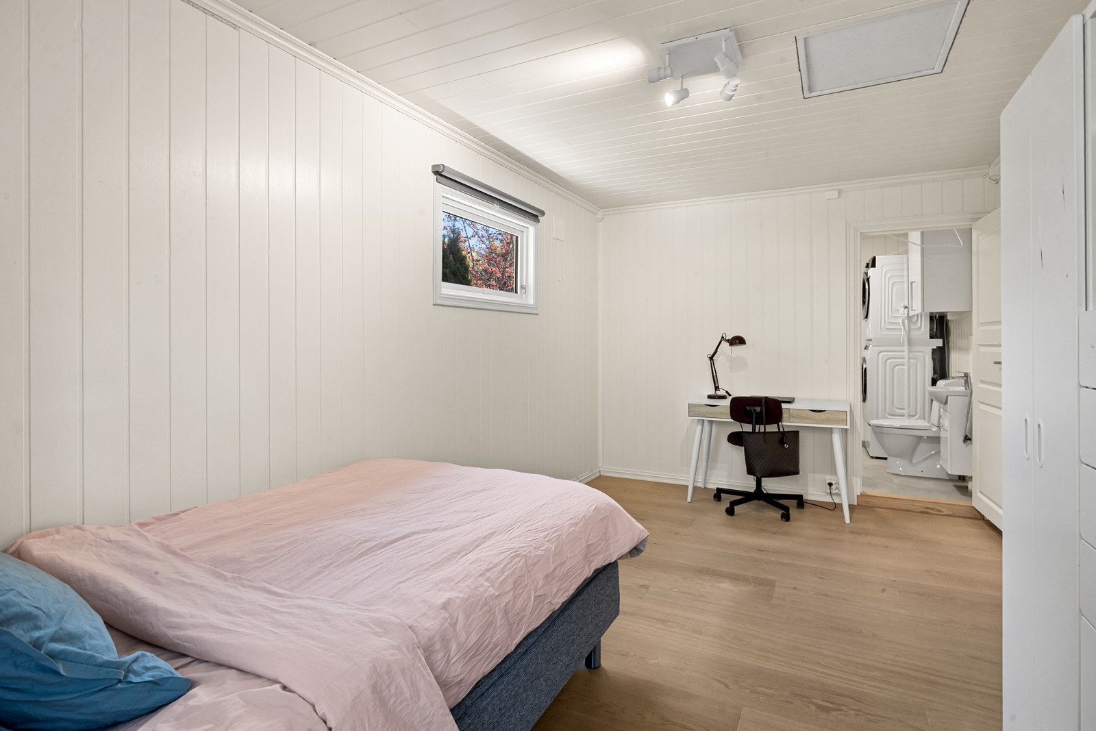 Soverom med plass til både seng og arbeidsbord. Galleribilde
