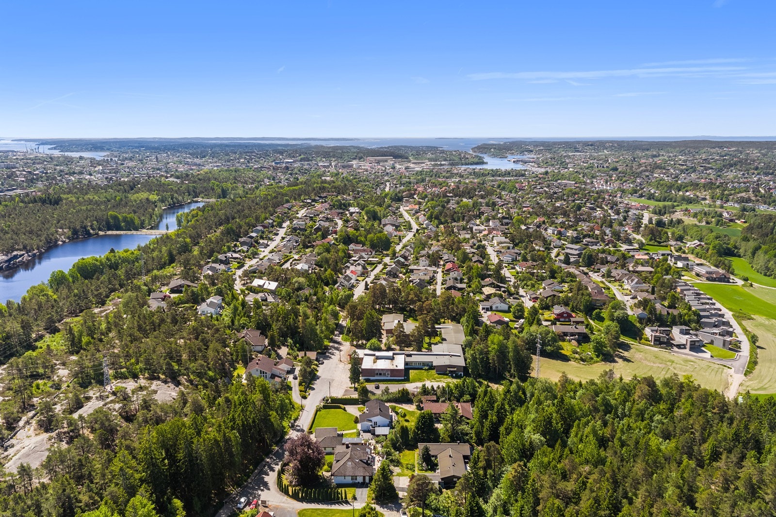 Boligen ligger i et etablert og barnevennlig boligområde i Fredrikstad. Galleribilde