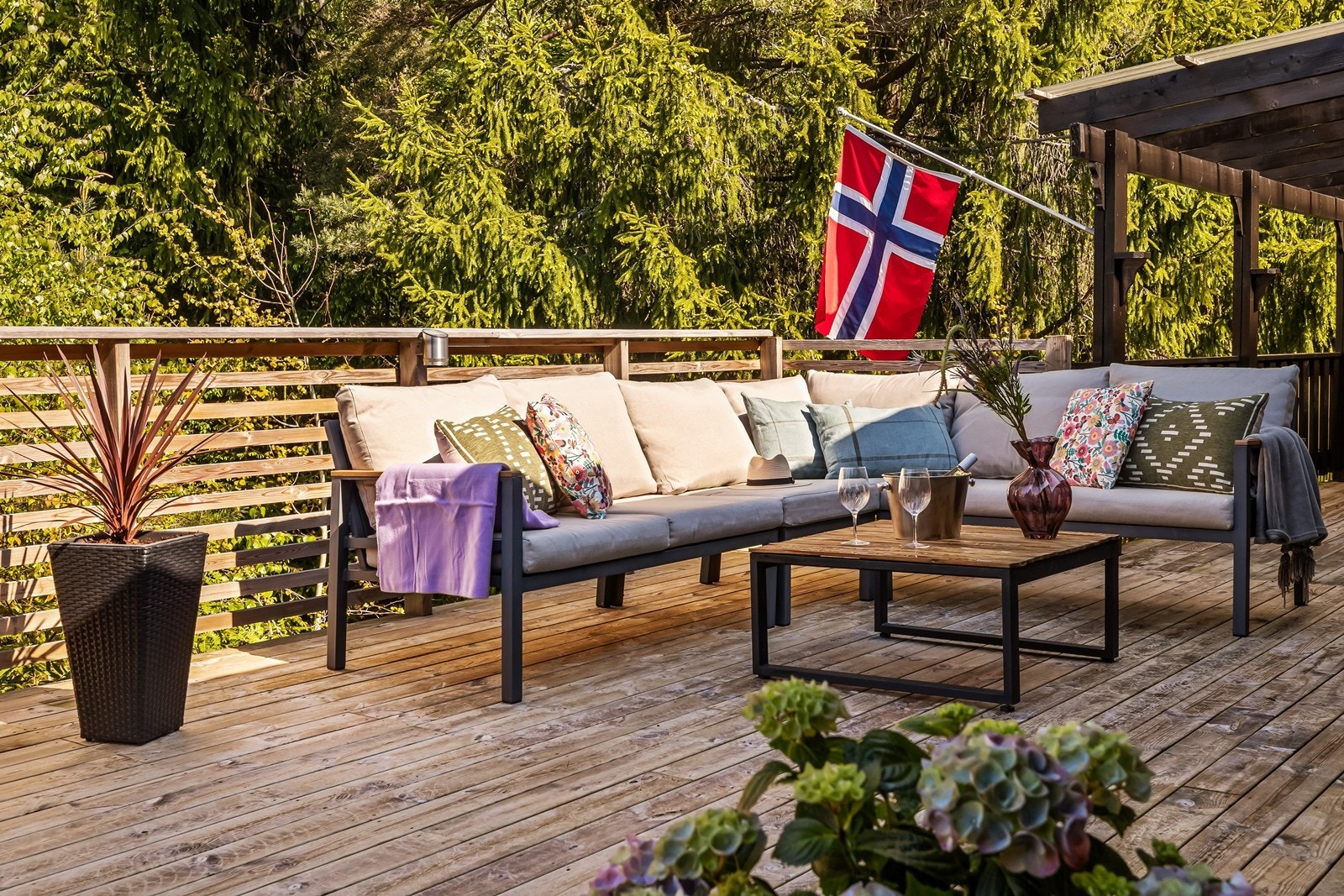 Her er det god plass til utemøbler for sosiale sammenkomster. Galleribilde