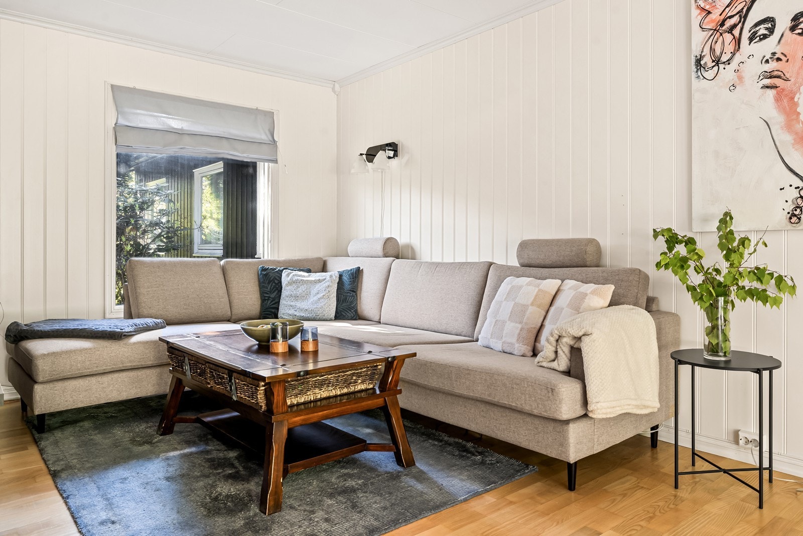 God plass til en romslig sofagruppe i stuen, som ble pusset opp i 2016. Galleribilde