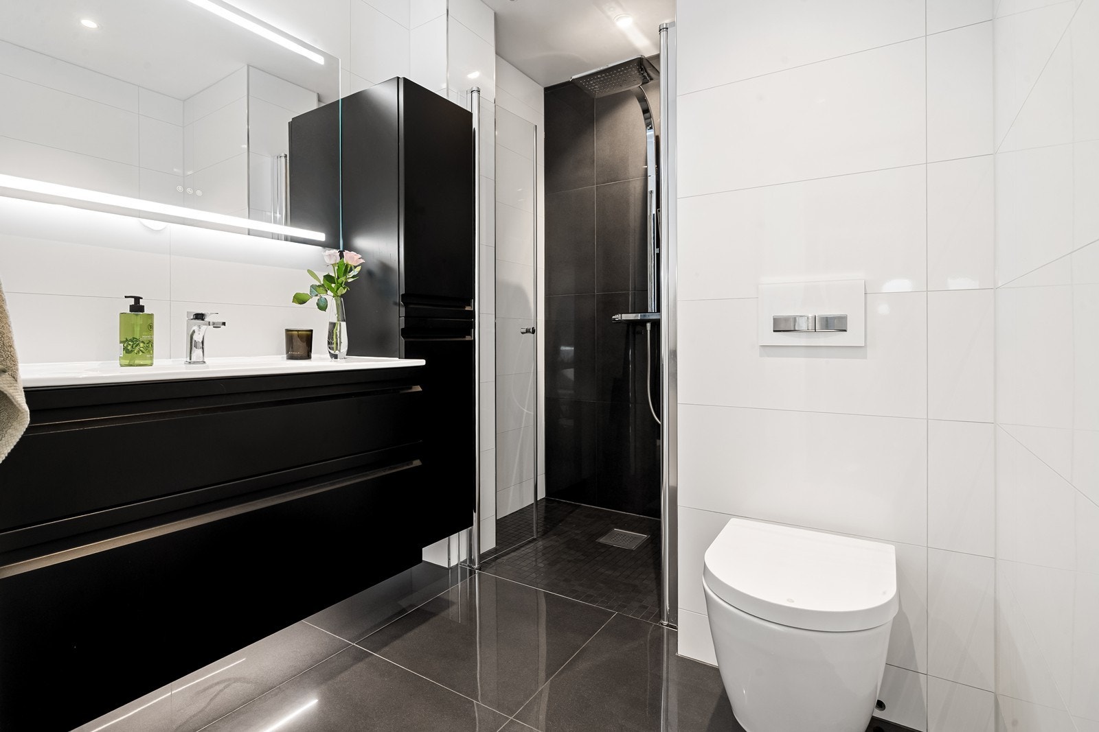 Badet ble pusset opp i 2019 og har flislagt gulv med elektriske varmekabler. Galleribilde